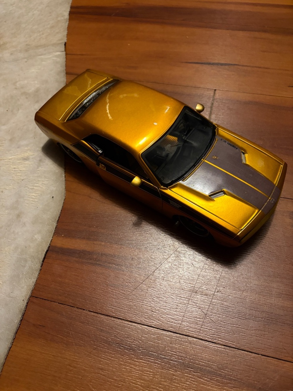 Maisto 2006 Dodge Challenger Concept Metallic Toy Muscle Car with Racing Stripe
